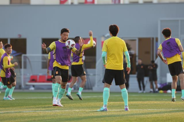 球速体育官方网站-张琳芃最后一练归位打消疑虑 国足锋线PK仍有看点