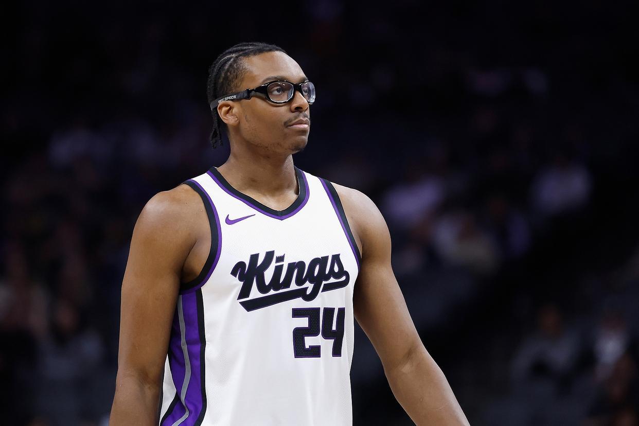 球速体育-4人缺阵，火箭队被动变阵！24岁“眼镜侠”首进轮换，高效砍5+1+2