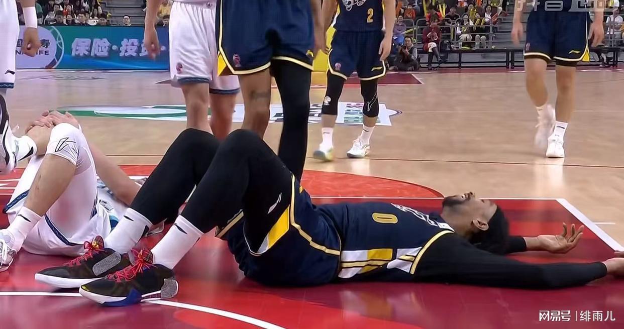 球速体育-广东队最新消息!杜锋保不住萨林杰,朱芳雨瞄准两大新内线!