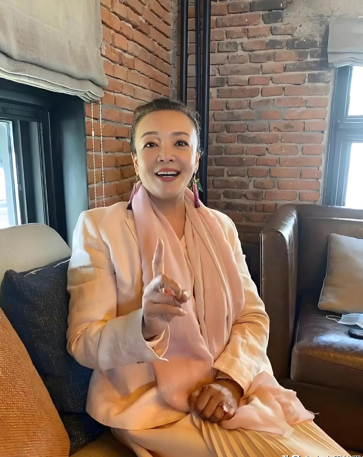 球速体育官方网站-母子俩又杠上了!张兰生气离台不受儿子待见,吐槽汪大爷不管小菲