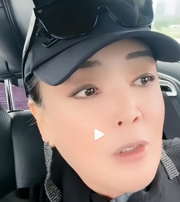 球速体育官方网站-母子俩又杠上了!张兰生气离台不受儿子待见,吐槽汪大爷不管小菲