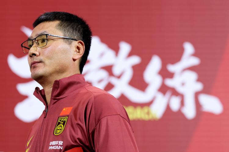球速体育官方网站-0-2！开场9分钟2球落后，国足被喀麦隆打懵，拜合拉木造2红3黄
